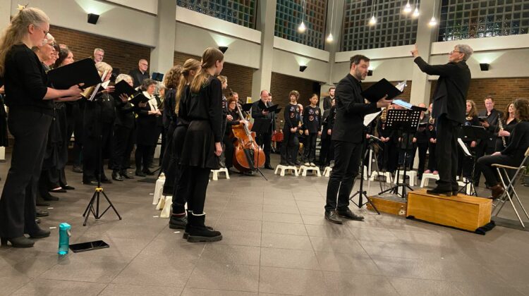 Koorschool zingt geweldig mee bij afscheidsconcert